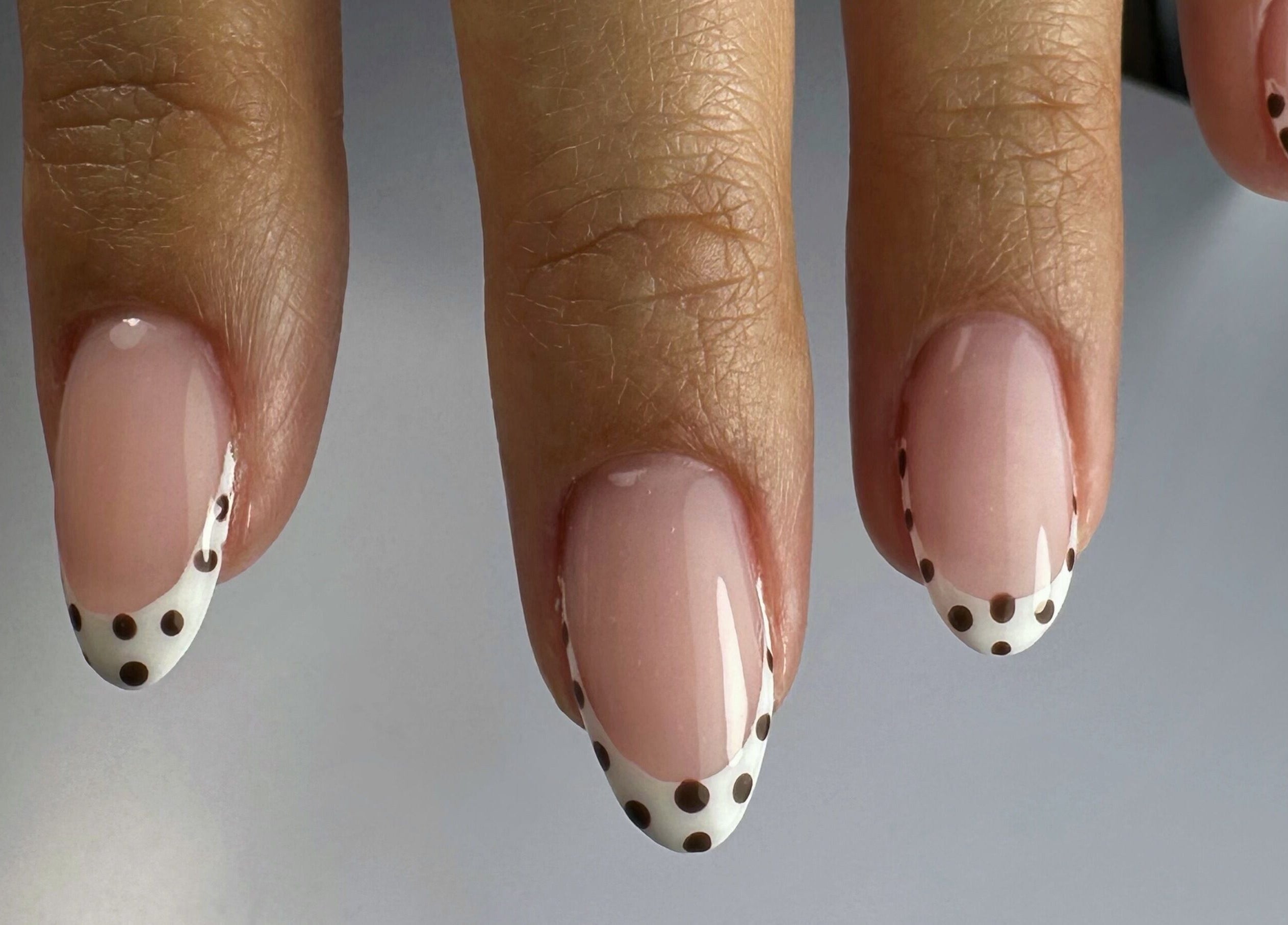 Design de manucure sophistiqué à Del D Nails, Chilly-mazarin, Île-de-france, FR avec détails pois.