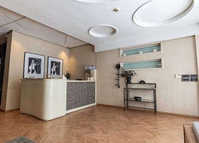 Réception élégante de Oleazen à Casablanca, Casablanca-settat, MA, avec décor minimaliste et œuvres d'art.