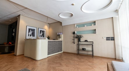 Réception élégante de Oleazen à Casablanca, Casablanca-settat, MA, avec décor minimaliste et œuvres d'art.