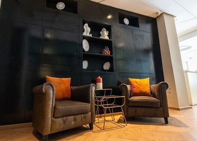 Espace détente avec fauteuils à Oleazen, Casablanca, Casablanca-Settat, MA pour une expérience de bien-être.