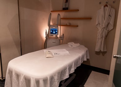 Salle de soins moderne à Oleazen, Casablanca, Casablanca-settat, MA, avec table de massage et équipement esthétique.