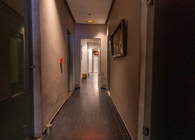 Couloir moderne de Oleazen à Casablanca, Casablanca-settat, MA, avec éclairage doux.