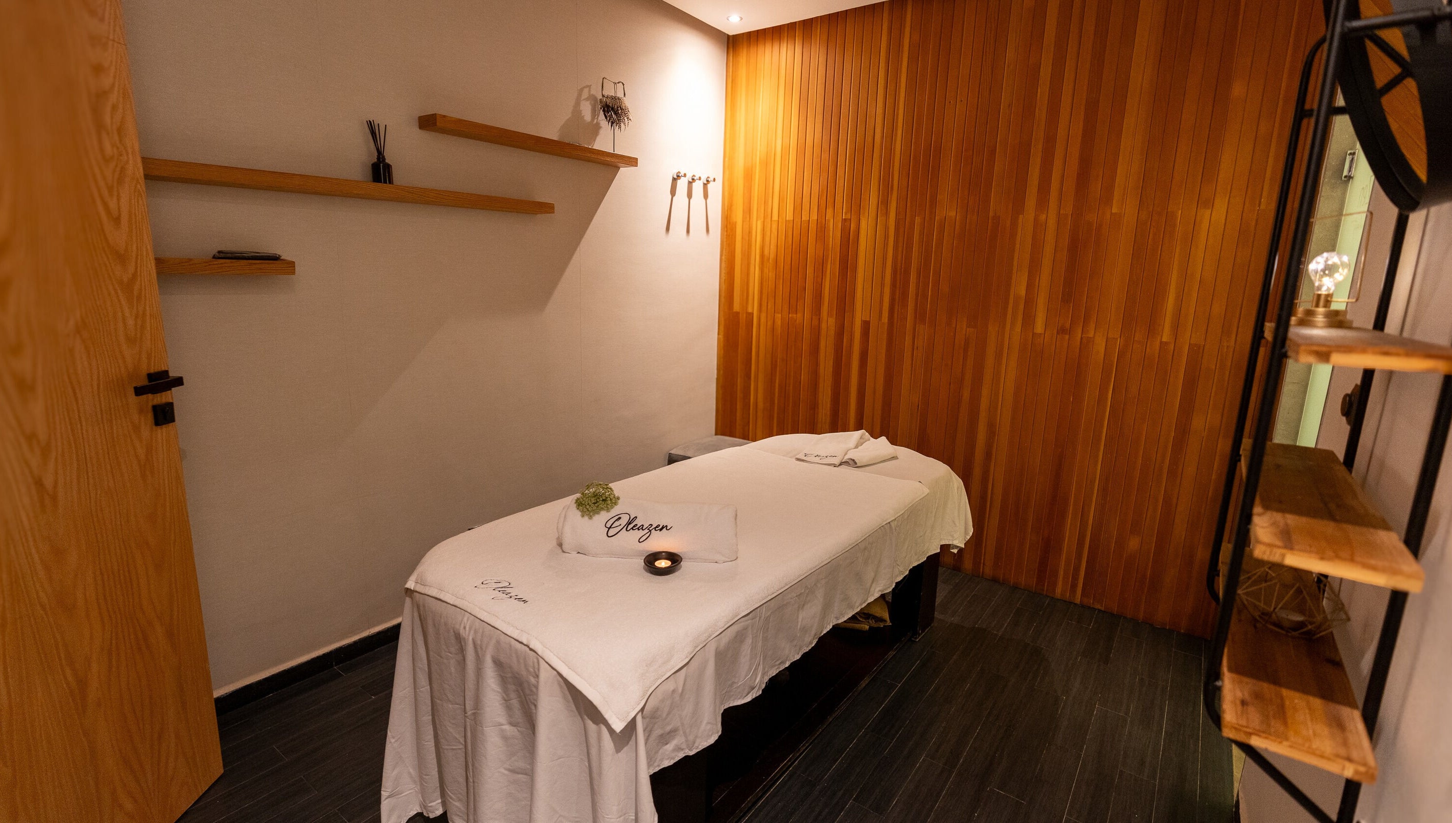 Salle de massage élégante chez Oleazen, Casablanca, Casablanca-settat, MA. Ambiance boisée et sereine.
