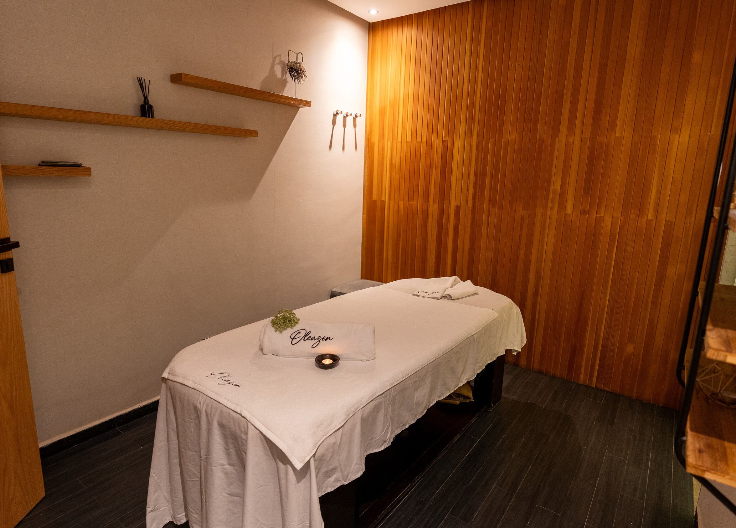 Salle de massage élégante chez Oleazen, Casablanca, Casablanca-settat, MA. Ambiance boisée et sereine.