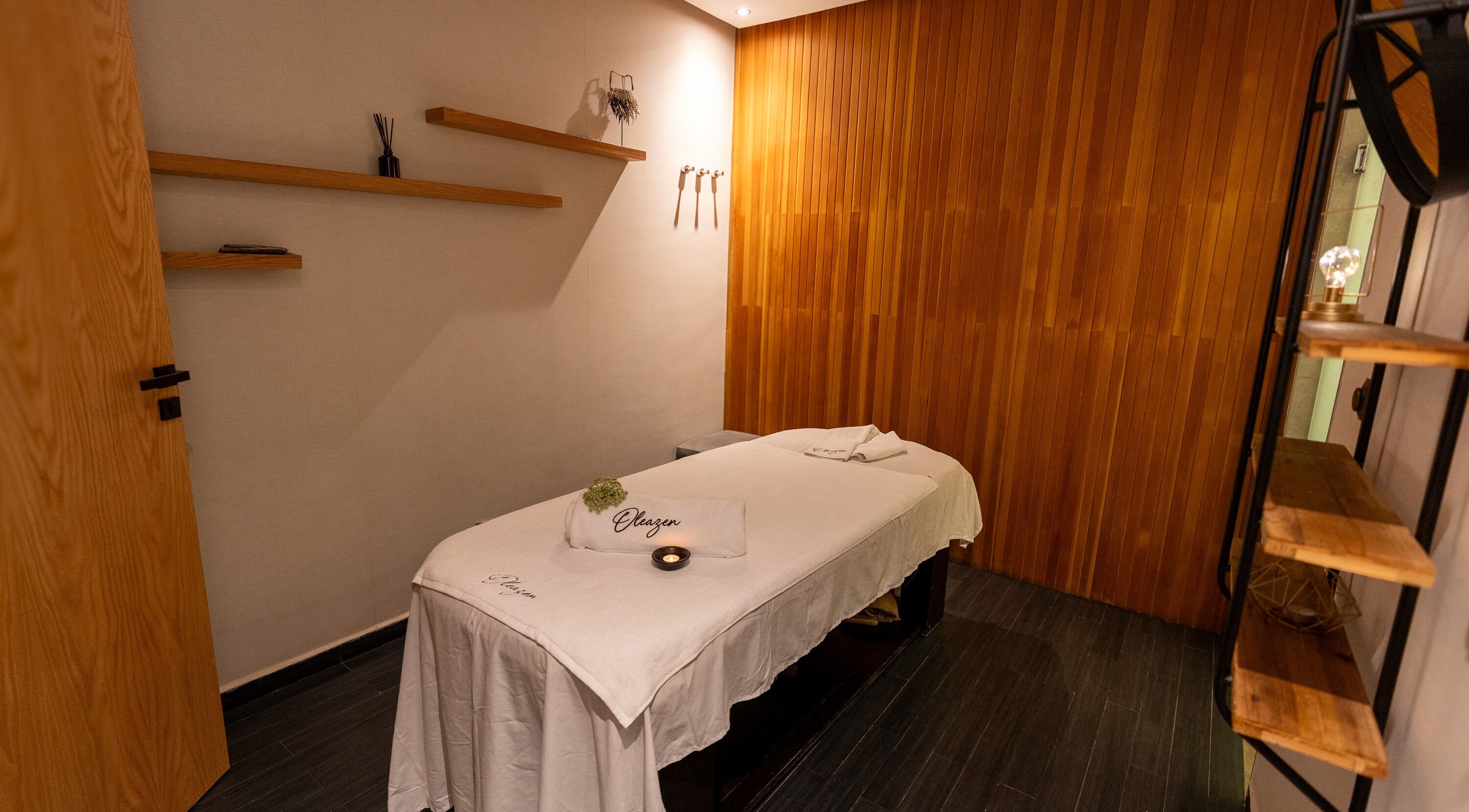 Salle de massage élégante chez Oleazen, Casablanca, Casablanca-settat, MA. Ambiance boisée et sereine.
