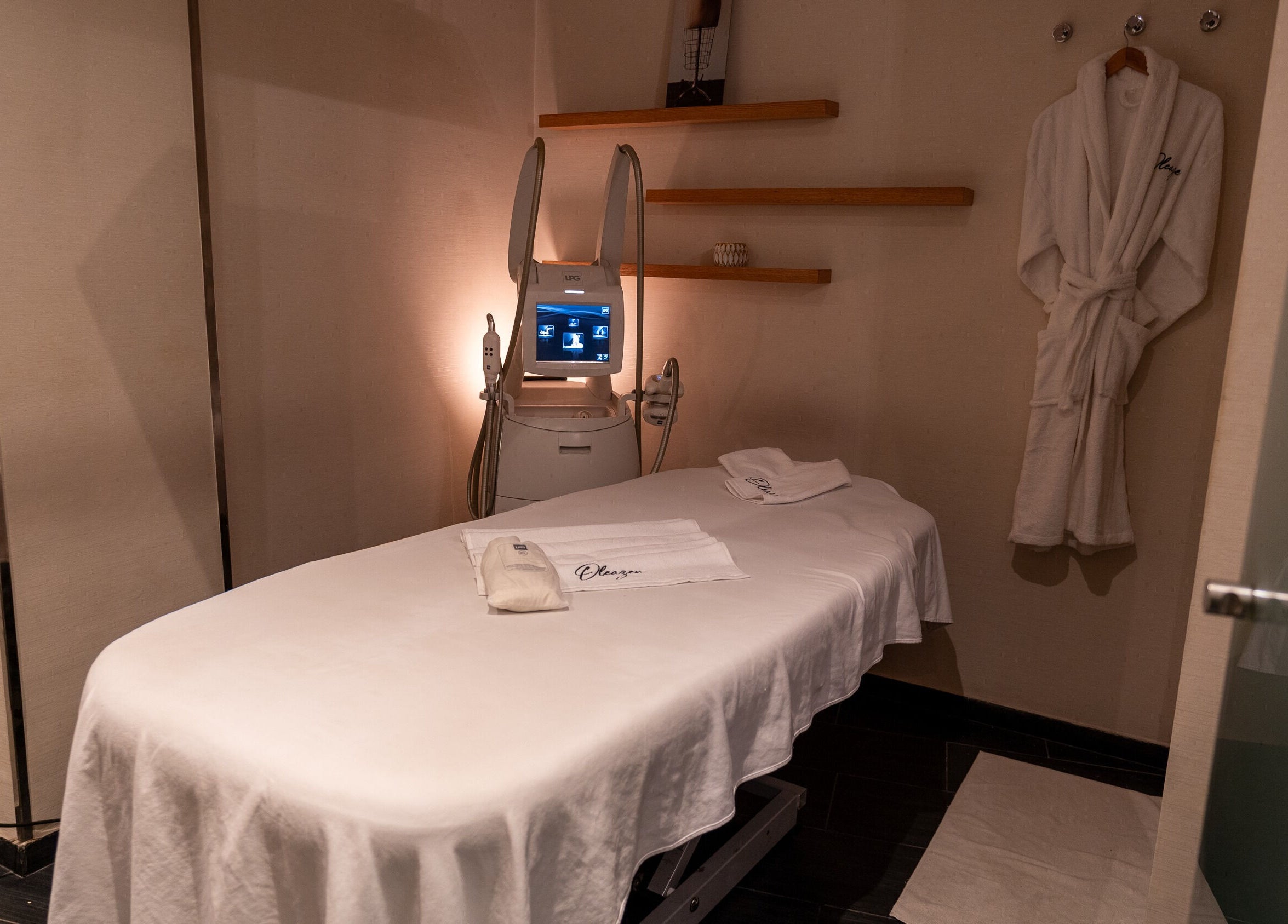 Salle de soins avec lit et appareil de traitement à Oleazen, Casablanca, Casablanca-settat, MA.