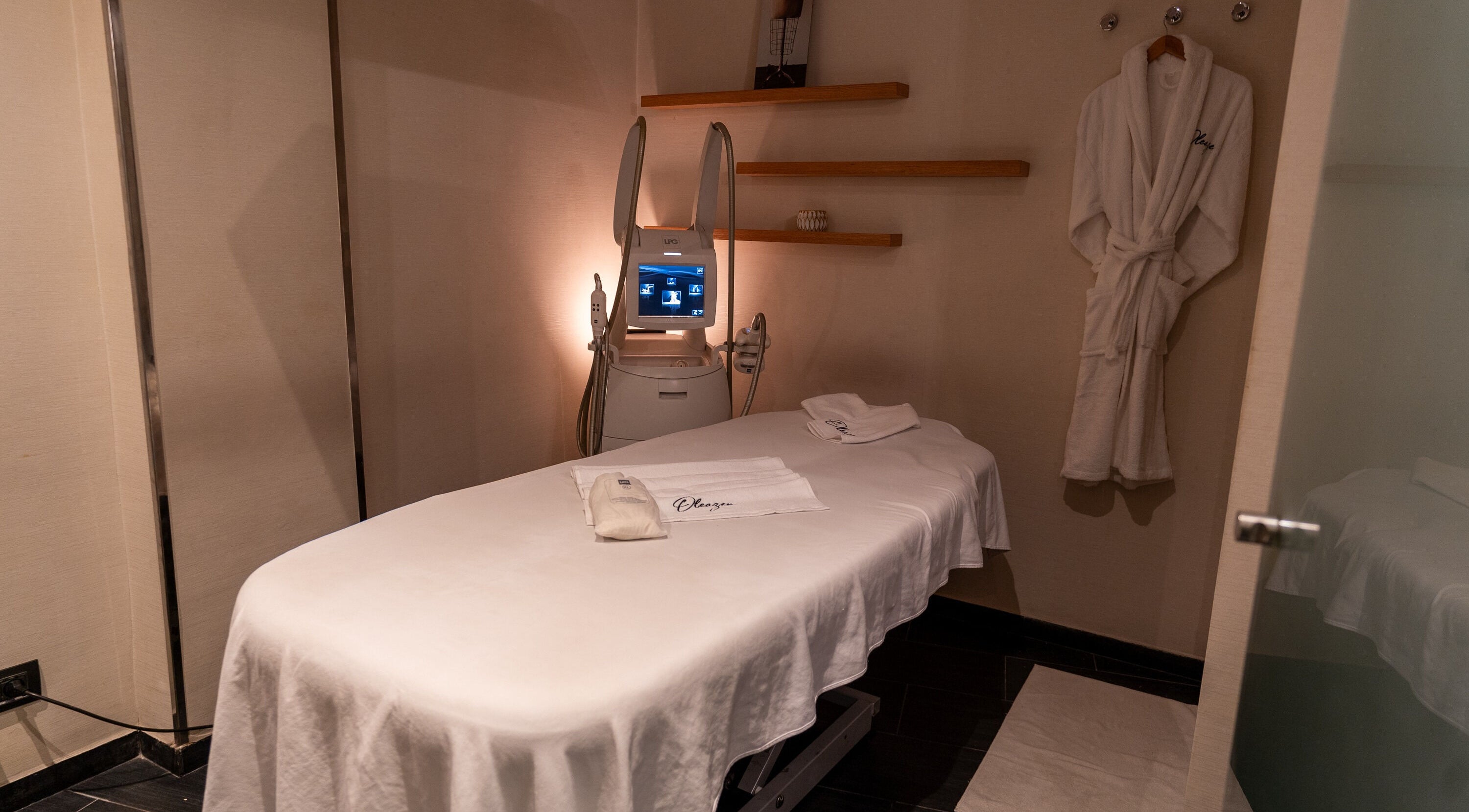 Salle de soins avec lit et appareil de traitement à Oleazen, Casablanca, Casablanca-settat, MA.