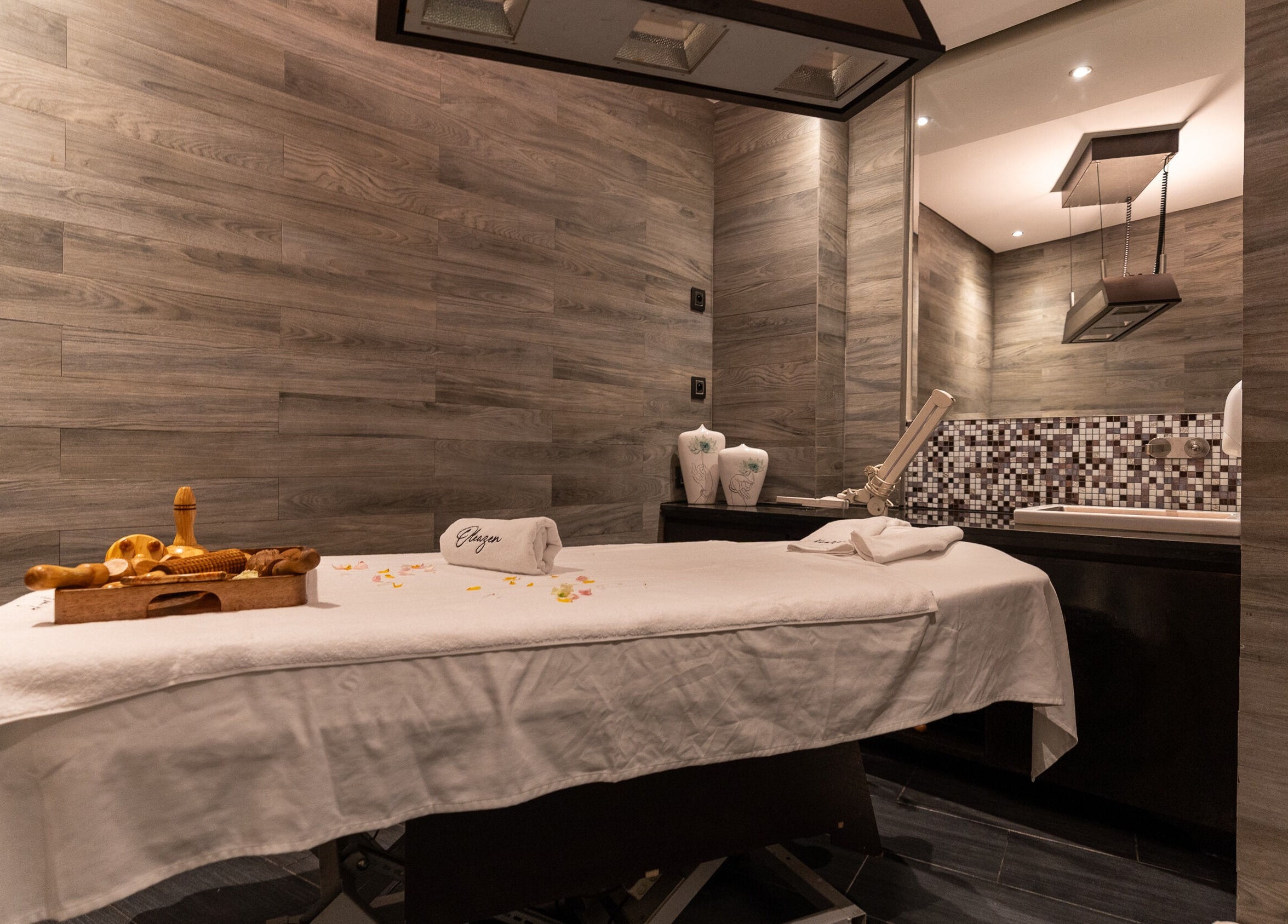Salle de massage élégante à Oleazen, Casablanca, Casablanca-settat, MA, avec table et décor moderne.
