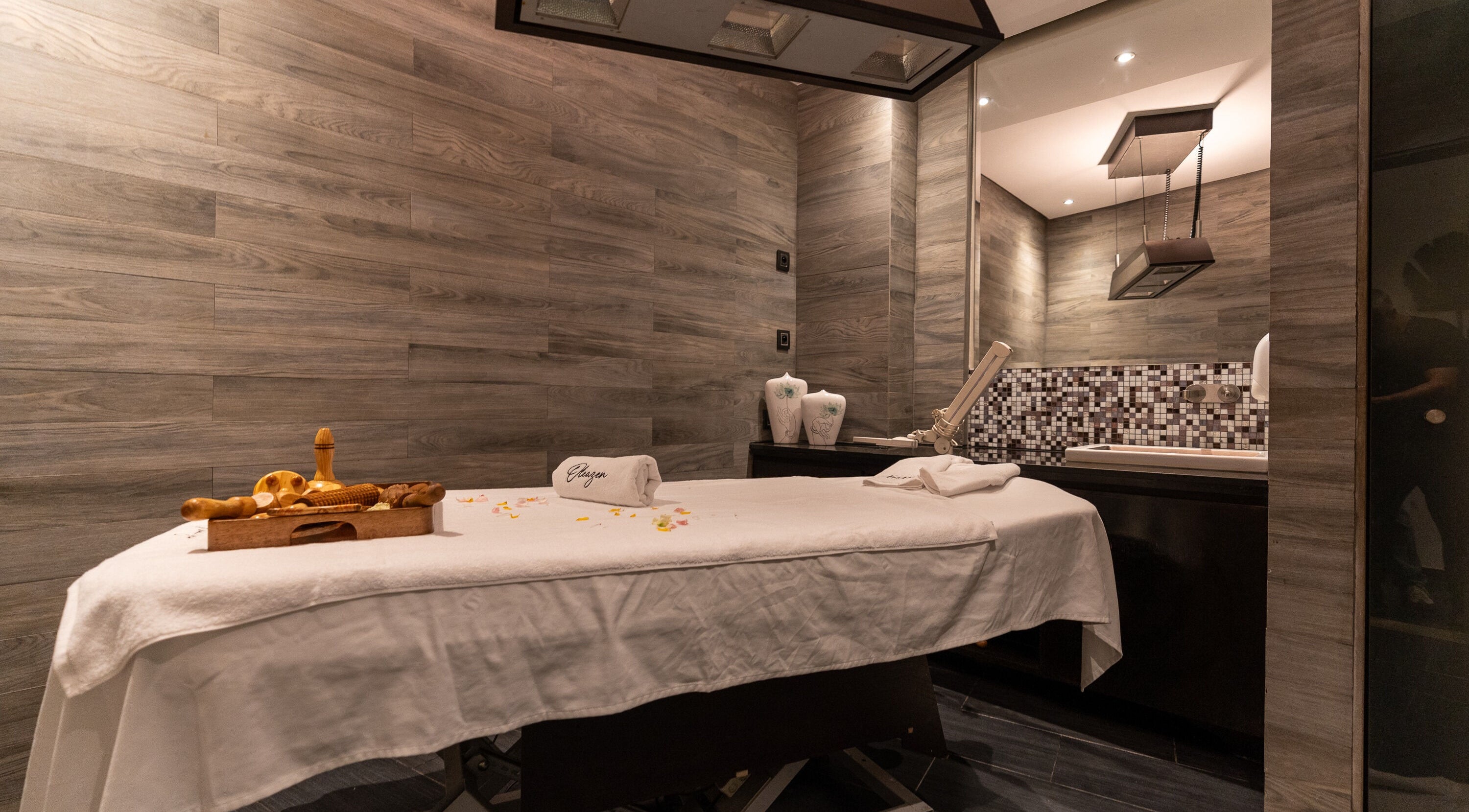 Salle de massage élégante à Oleazen, Casablanca, Casablanca-settat, MA, avec table et décor moderne.