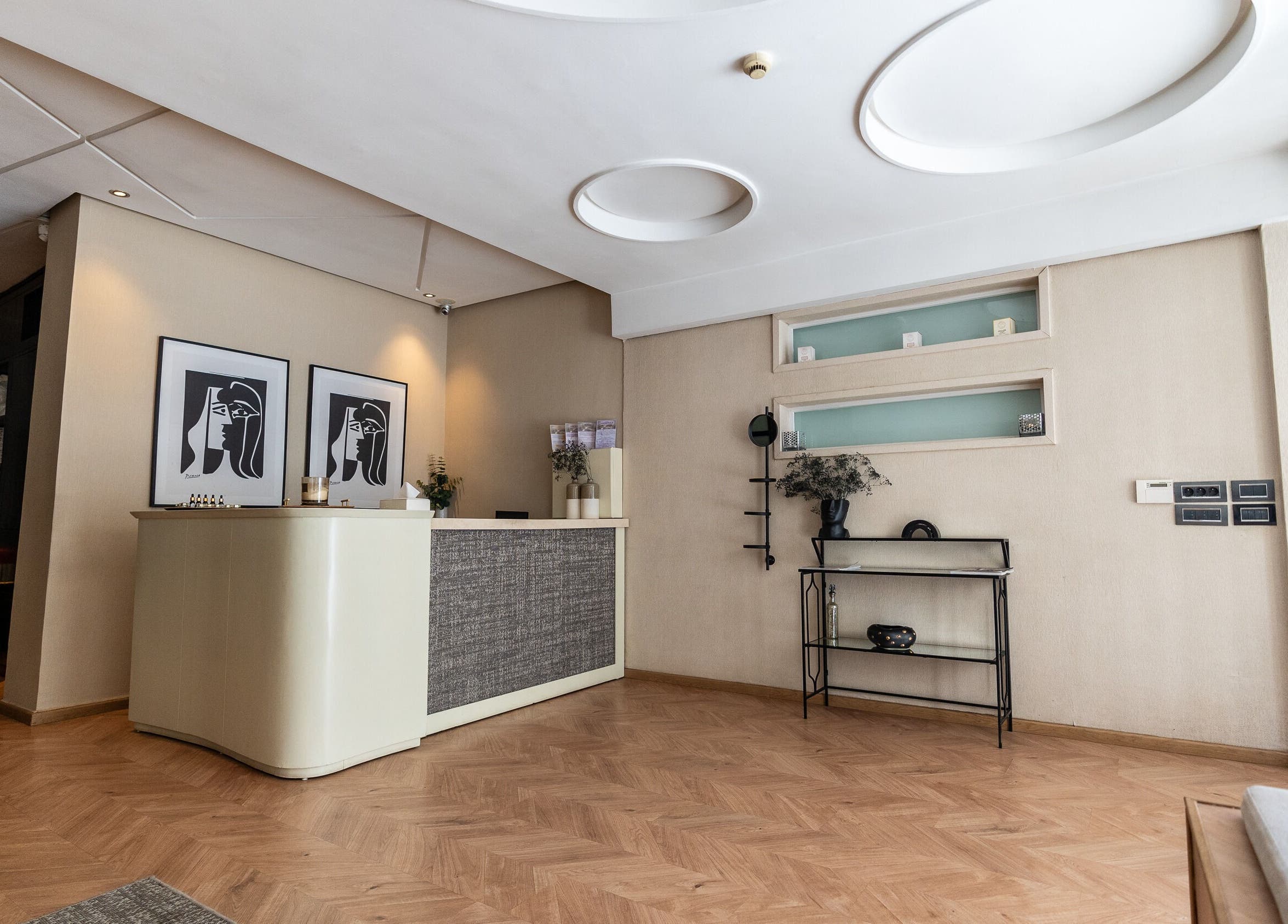 Accueil élégant d'Oleazen à Casablanca, Casablanca-Settat, MA avec design moderne et œuvres d'art.