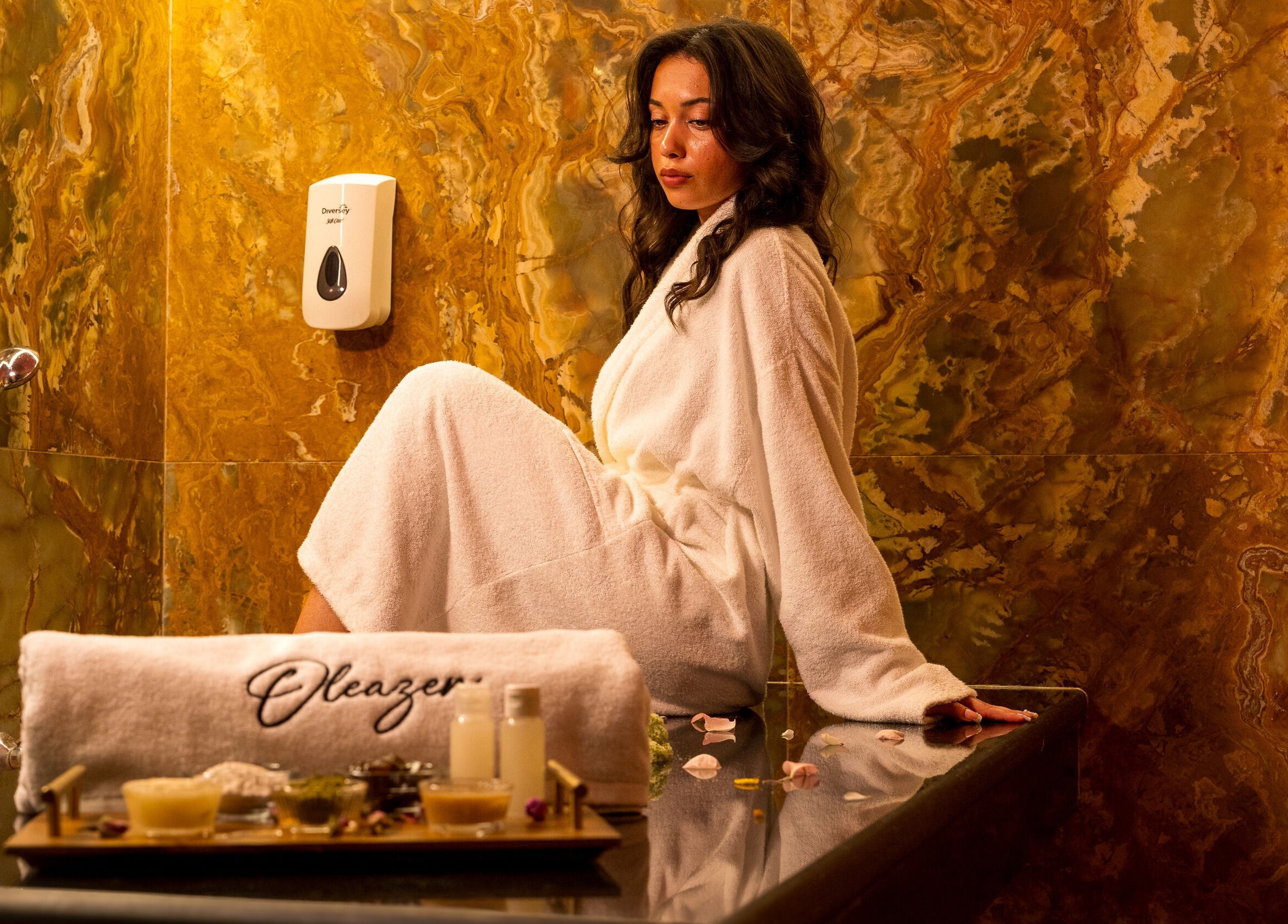 Femme en peignoir blanc chez Oleazen, Casablanca, Casablanca-settat, MA, entourée de marbre luxueux.