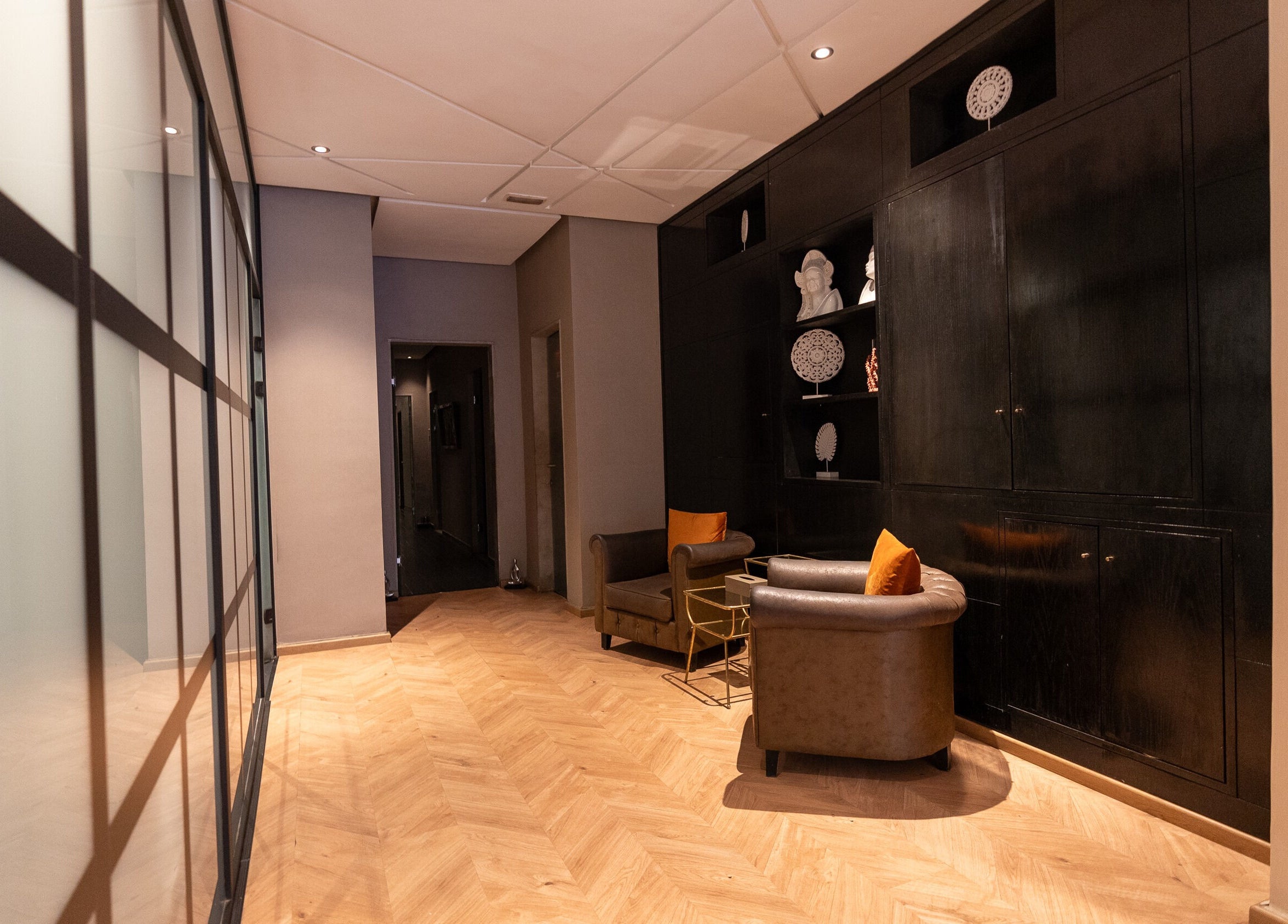 Intérieur moderne du salon de Oleazen, Casablanca, Casablanca-settat, MA avec fauteuils et décoration élégante.