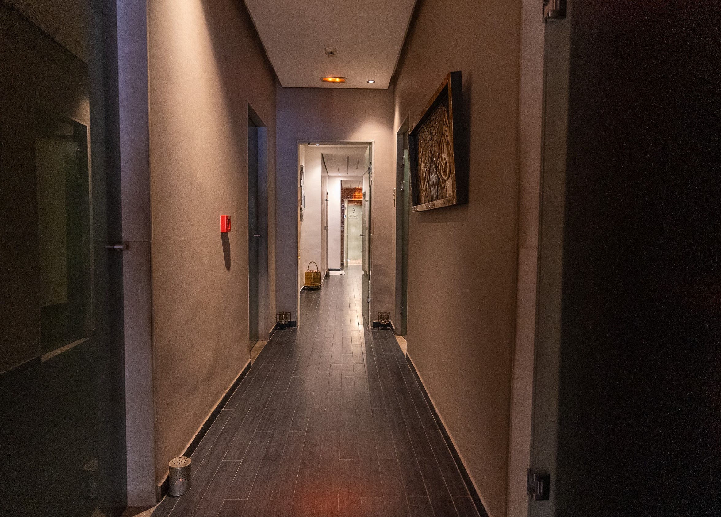 Couloir chaleureux à Oleazen, Casablanca, Casablanca-settat, MA, offrant une ambiance relaxante.