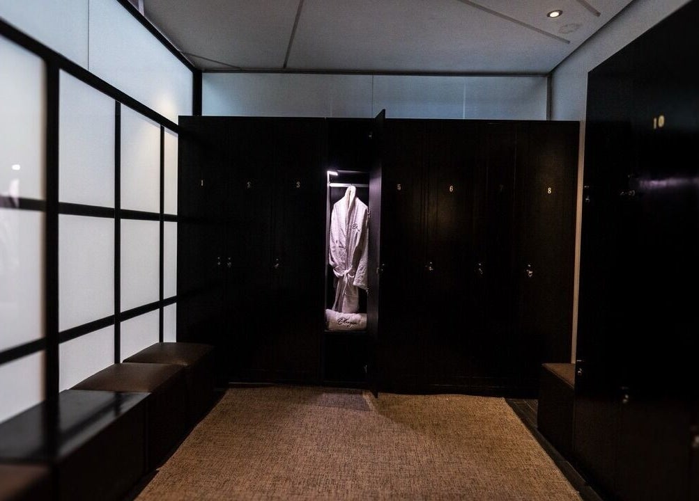 Vestiaire chic à Oleazen, Casablanca, Casablanca-settat, MA, accueillant avec peignoirs de bain luxueux.