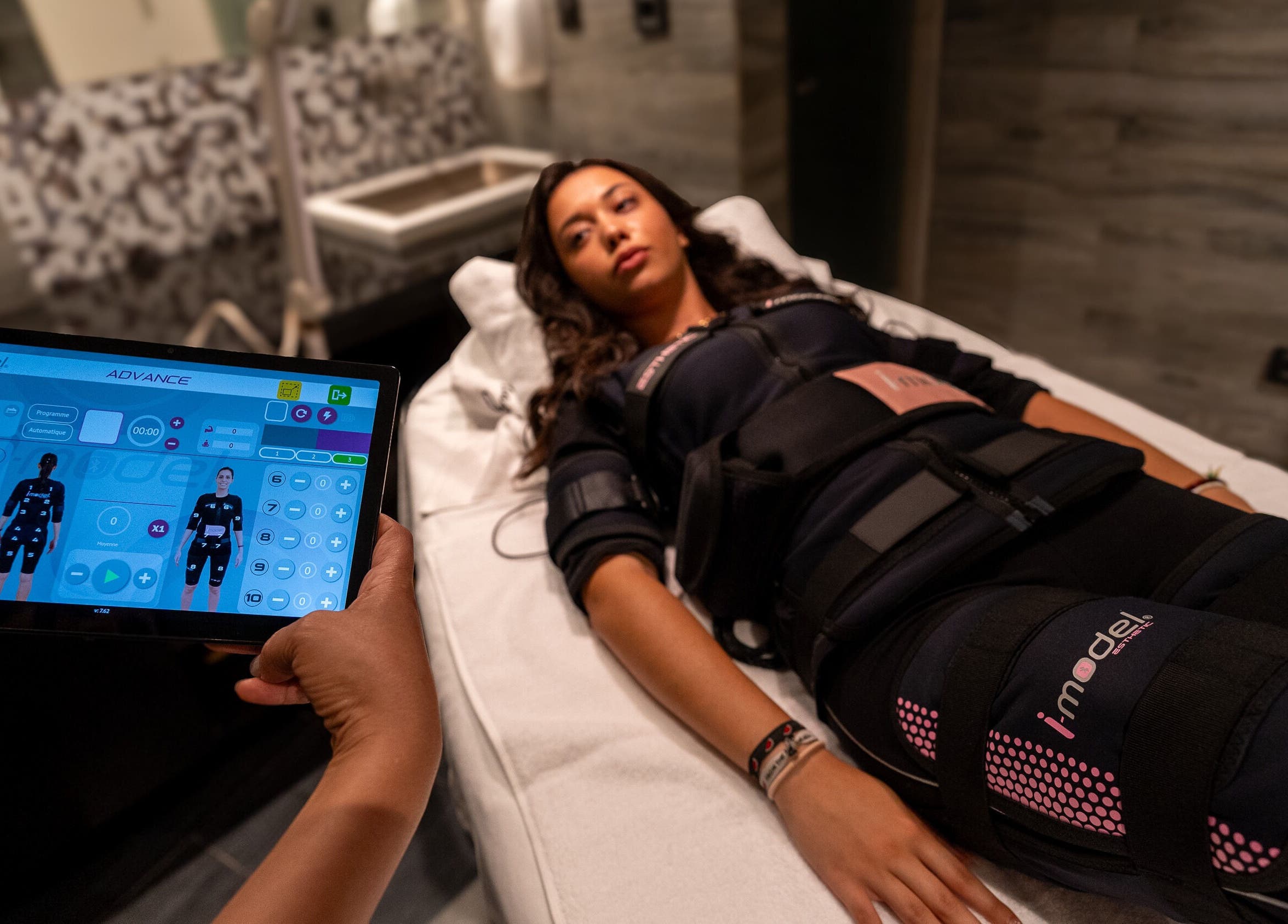 Femme recevant un traitement avancé à Oleazen, Casablanca, Casablanca-settat, MA avec équipement moderne.