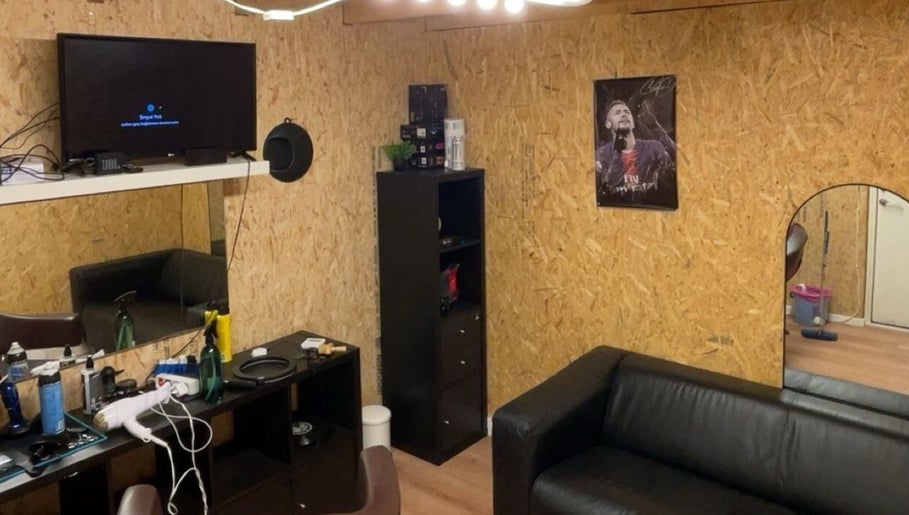 Innbydende interiør hos Ayaz The Barber i Stavanger, Rogaland, NO med moderne møbler og dekorasjoner.