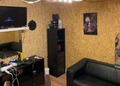 Innbydende interiør hos Ayaz The Barber i Stavanger, Rogaland, NO med moderne møbler og dekorasjoner.