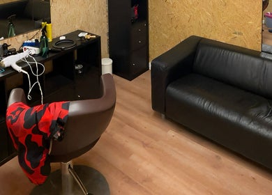 Interiør av Ayaz The Barber i Stavanger, Rogaland, NO med stol og speil.
