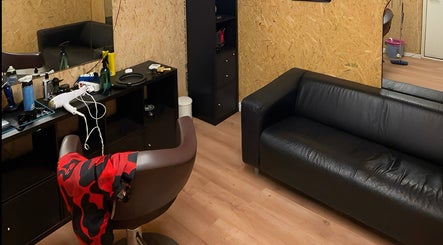 Stilig salonghjørne på Ayaz Cuts i Stavanger, Rogaland, NO, med moderne frisørstol og speil.