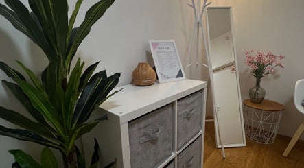 Przytulny kącik MaLovane, Warszawa z roślinami i lustrem. Relaksująca atmosfera w Województwo Mazowieckie, PL.