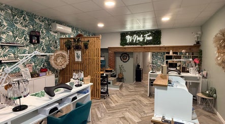 Intérieur de I.M Styliste Ongulaire à Étoile-sur-rhône, Auvergne-rhône-alpes avec décor élégant.