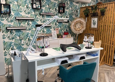 Intérieur moderne de I.M Styliste Ongulaire à Étoile-sur-rhône, Auvergne-rhône-alpes, FR, avec décoration botanique.