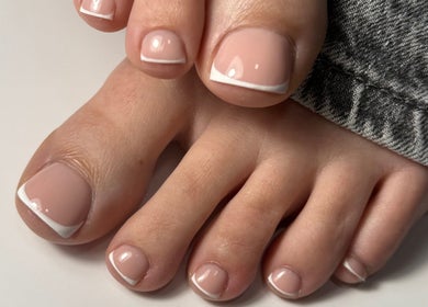 Pieds avec une pédicure élégante chez I.M Styliste Ongulaire, Étoile-sur-Rhône, Auvergne-Rhône-Alpes, FR.