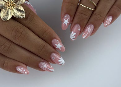 Design d'ongles élégant chez I.M Styliste Ongulaire, Étoile-sur-rhône, Auvergne-rhône-alpes, FR.