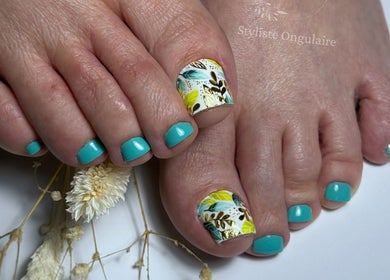 Art des ongles turquoise et motif floral chez I.M Styliste Ongulaire, Étoile-sur-rhône, Auvergne-rhône-alpes, FR.