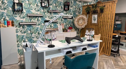 Salon moderne chez I.M Styliste Ongulaire à Étoile-sur-rhône, Auvergne-rhône-alpes, FR, décor feuilleté tropical.