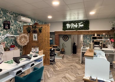 Salon moderne I.M Styliste Ongulaire, Étoile-sur-rhône, Auvergne-rhône-alpes. Décor jungle et aménagement élégant.