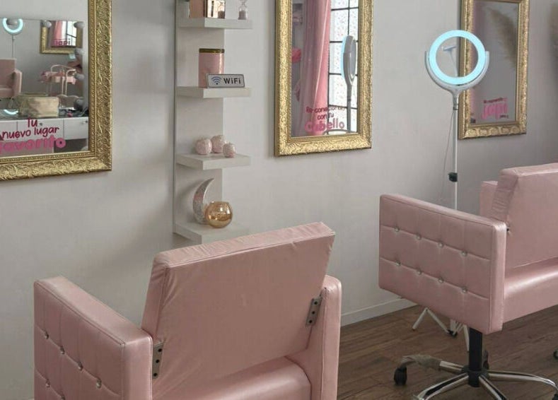 Estación de belleza chic en Studio Japi, Chalco De Díaz Covarrubias, Estado De México, MX con espejos dorados.