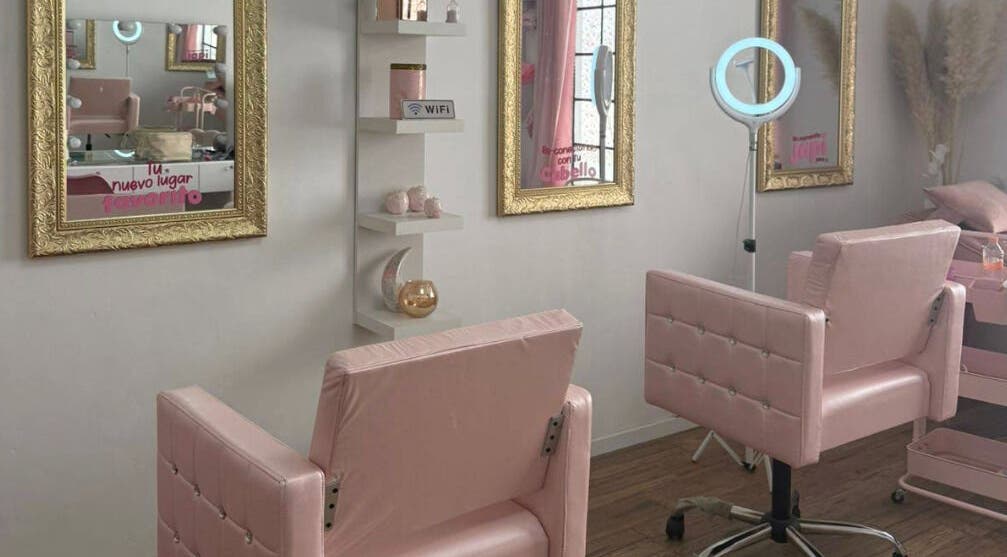 Estación de belleza chic en Studio Japi, Chalco De Díaz Covarrubias, Estado De México, MX con espejos dorados.