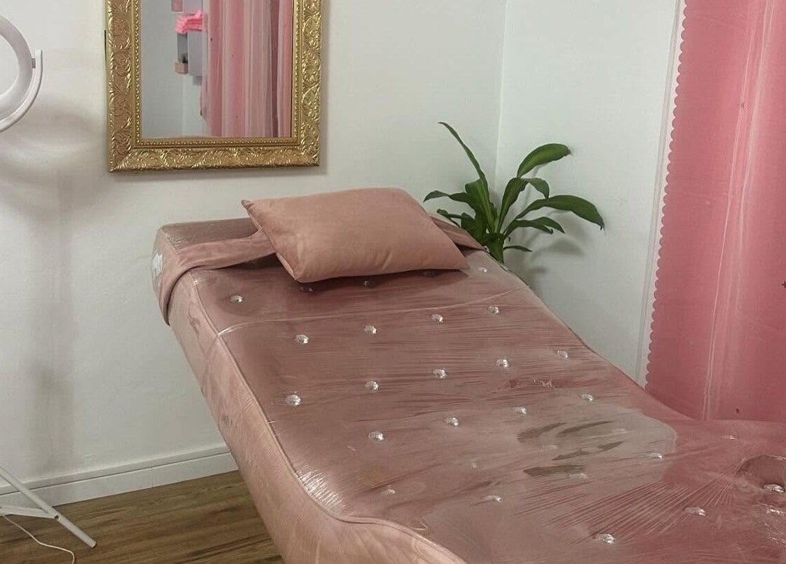 Sala de tratamiento en Studio Japi, Chalco De Díaz Covarrubias, Estado De México, MX, con cama y espejo elegante.