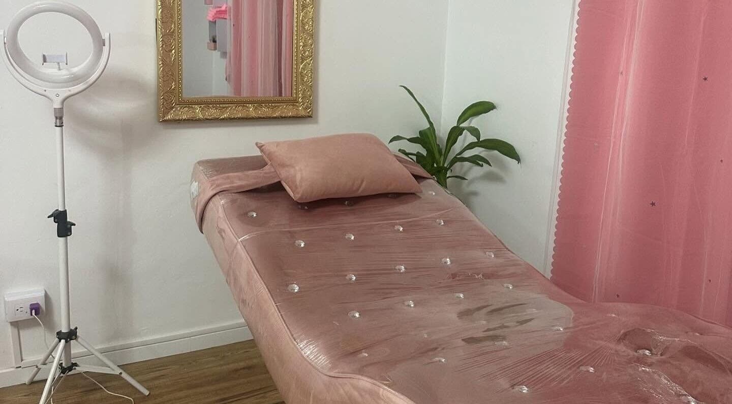 Sala de tratamiento en Studio Japi, Chalco De Díaz Covarrubias, Estado De México, MX, con cama y espejo elegante.