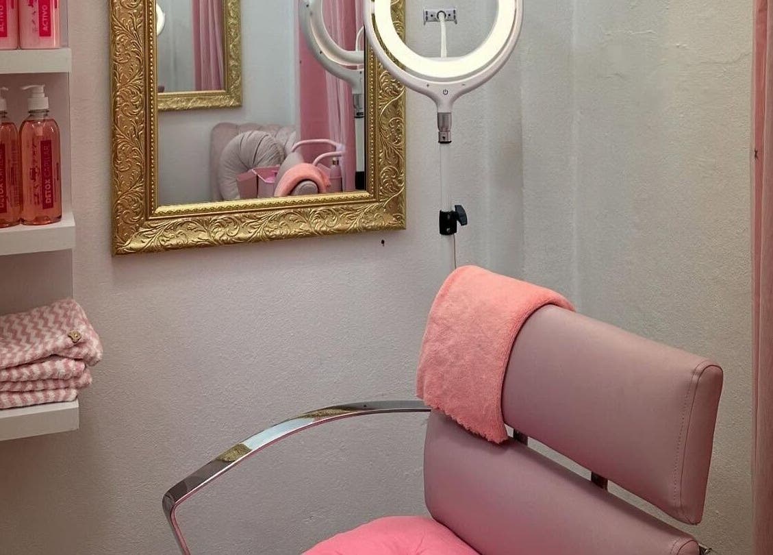 Silla y espejo en Studio Japi, Chalco De Díaz Covarrubias, Estado De México, MX, con detalles elegantes.