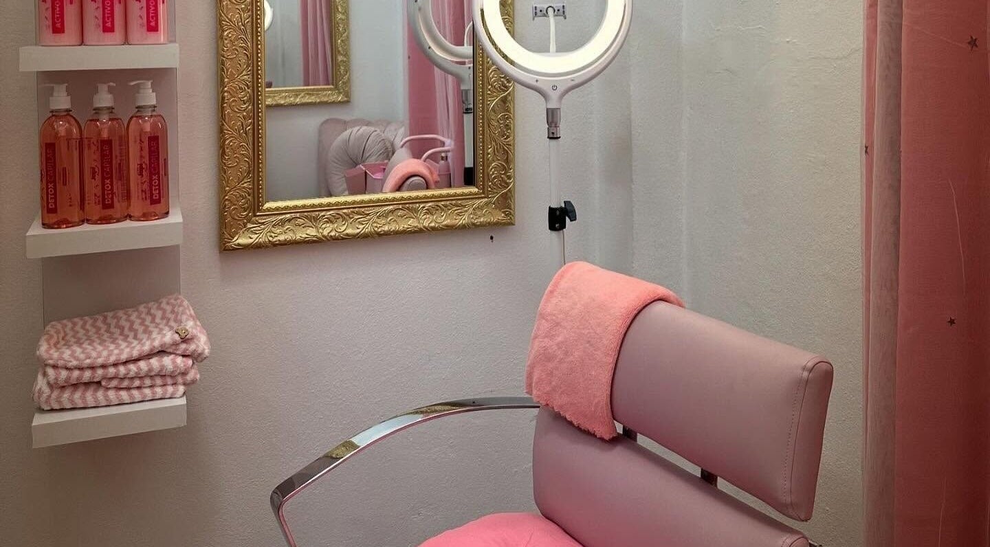 Silla y espejo en Studio Japi, Chalco De Díaz Covarrubias, Estado De México, MX, con detalles elegantes.