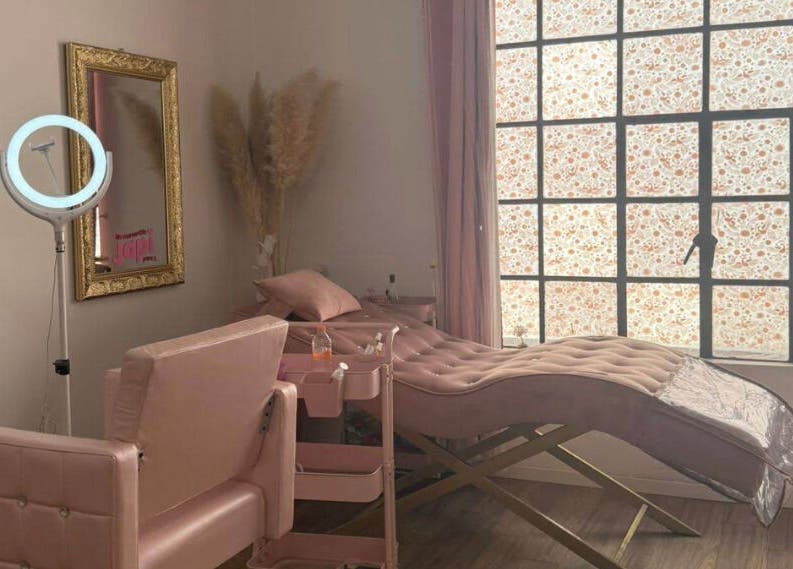 Sala de belleza en Studio Japi, Chalco De Díaz Covarrubias, Estado De México, MX, con silla y espejo elegante.