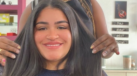 Cliente sorrindo no Laíse Black Studio, em São Paulo, São Paulo, BR, com cabelo liso e brilhante.