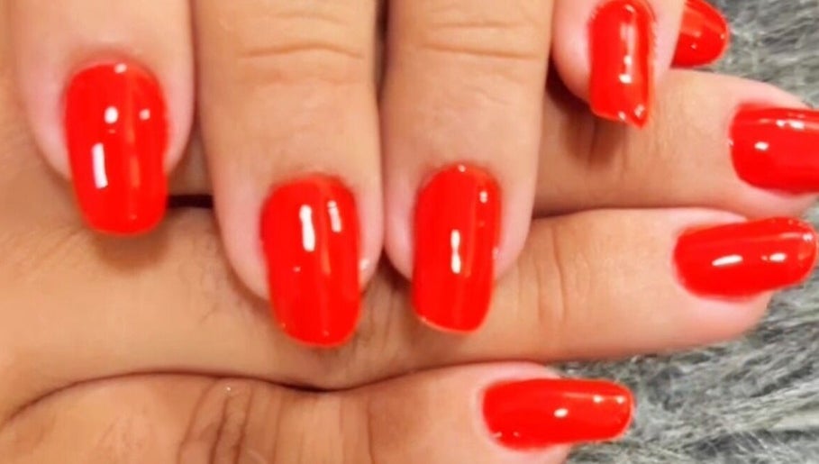 Unhas vermelhas brilhantes feitas no Lenita Manicure, São Paulo, São Paulo, BR.