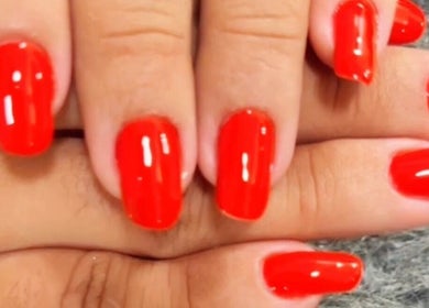 Unhas vermelhas brilhantes feitas no Lenita Manicure, São Paulo, São Paulo, BR.