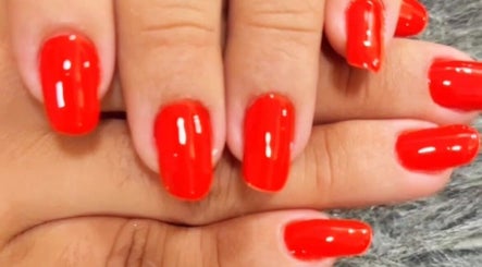 Unhas vermelhas brilhantes feitas no Lenita Manicure, São Paulo, São Paulo, BR.