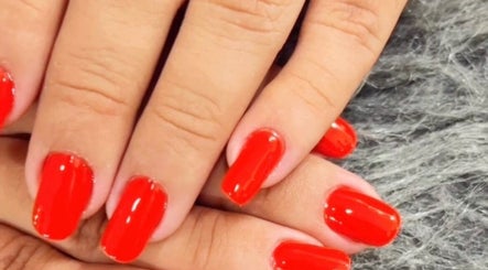 Unhas pintadas de vermelho brilhante na Lenita Manicure, São Paulo, São Paulo, BR.