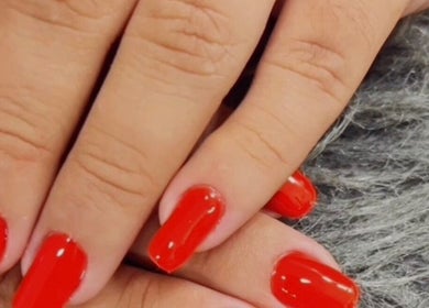 Mãos com unhas vermelhas em Lenita Manicure, São Paulo, São Paulo, BR.