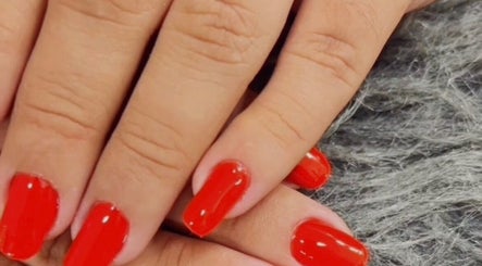 Mãos com unhas vermelhas em Lenita Manicure, São Paulo, São Paulo, BR.