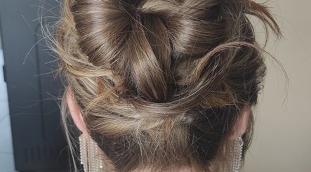 Chignon sophistiqué réalisé à Nana Studio, Hérin, Hauts-de-France, FR, mettant en avant une coiffure élégante.