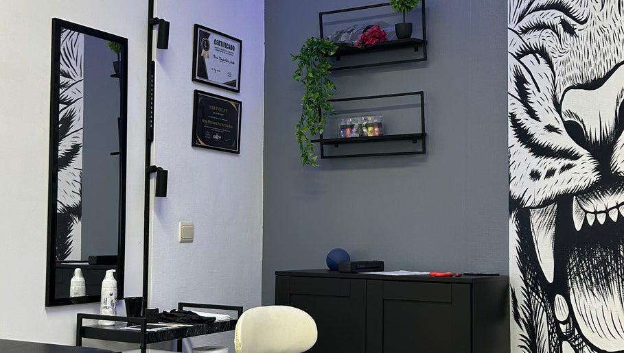 Interior moderno do Nivia Mendes Ink Tatto em Forest, Bruxelles, BE, com decoração elegante e certificados na parede.