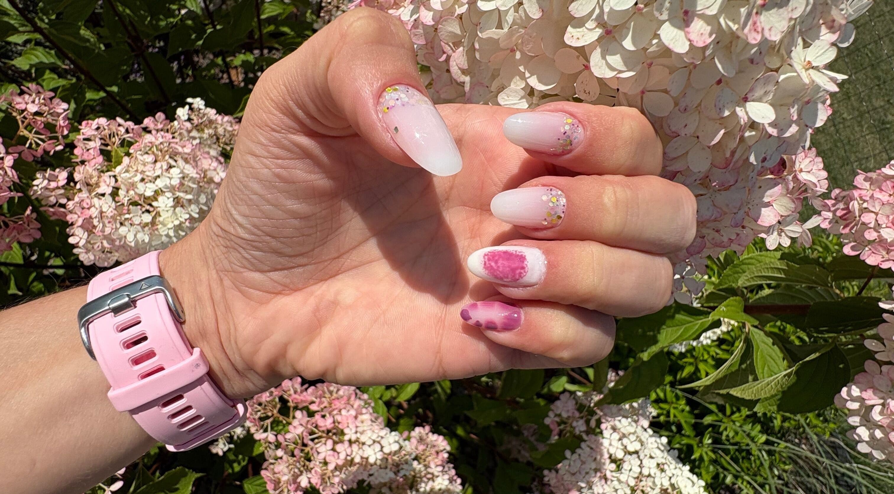 Nail art éclatant chez C.Beauty Nails, Suzannecourt, Grand Est, FR avec des fleurs en arrière-plan.