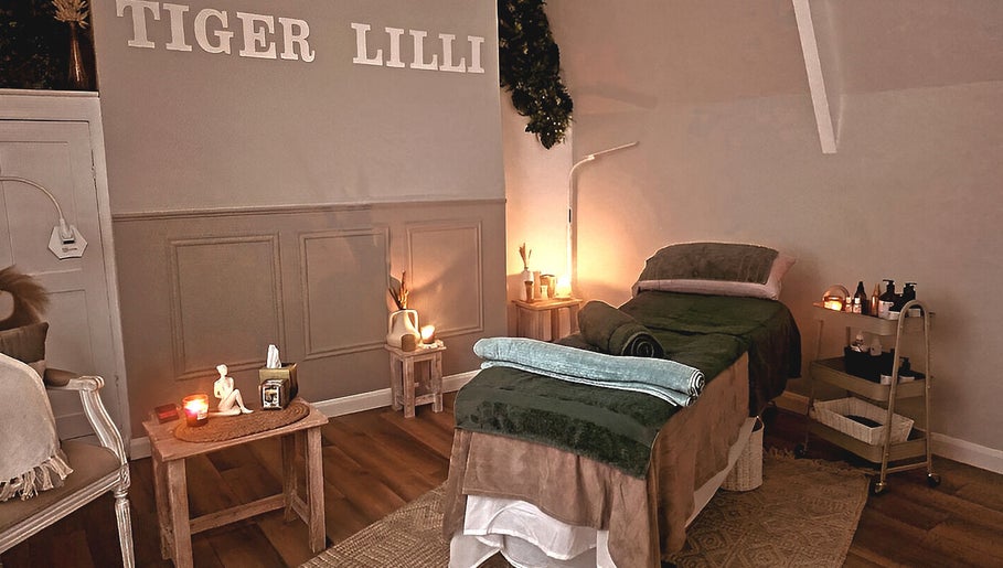 Cozy therapy room at Healing Hands with Alli, Grantham, England, GB, with warm lighting and massage table.