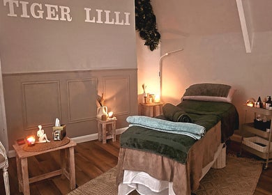 Cozy therapy room at Healing Hands with Alli, Grantham, England, GB, with warm lighting and massage table.